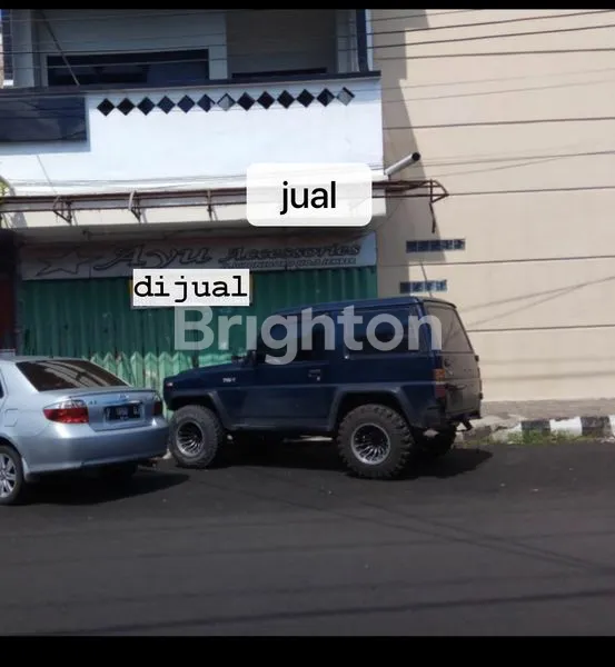image BANGUNAN PUSAT KOTA PINGGIR JALAN (1)
