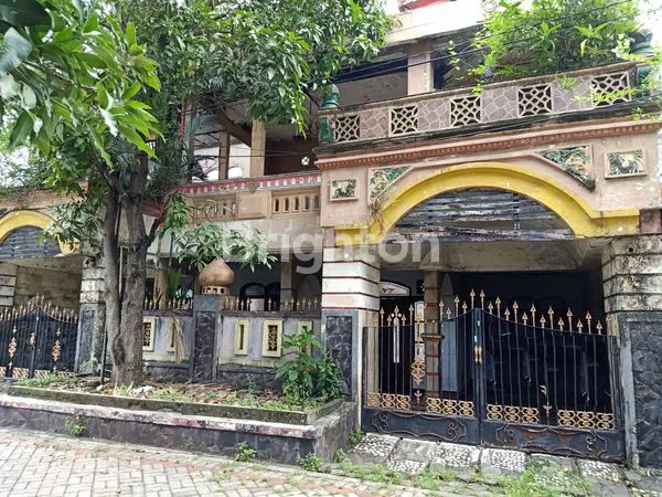 image BANGUNAN HITUNG TANAH DEKAT AKSES MERR DAN RUNGKUT. COCOK SPLIT BANGUNAN 2 LANTAI MODERN (1)