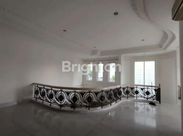 image RUMAH MEWAH GRAHA FAMILI DKT WIYUNG MAYJEND SUNGKONO LONTAR (4)