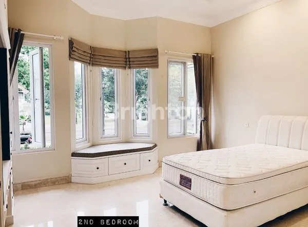 image RUMAH MEWAH DI LIPPO KARAWACI TANGERANG (4)