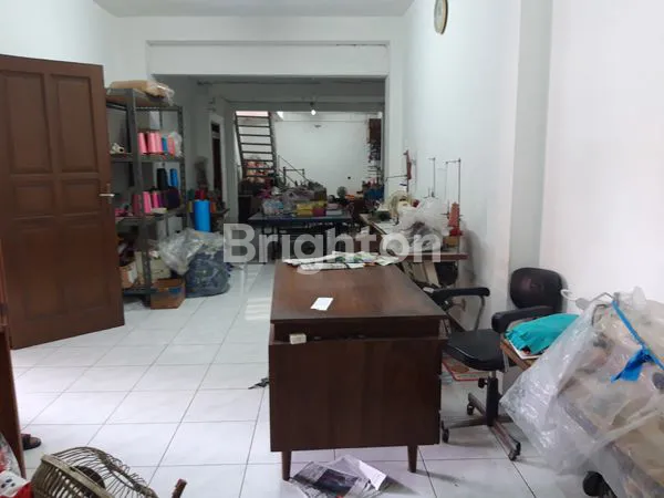 image HARGA TURUN!RUMAH BAGUS SIAP HUNI, TENGAHKOTA, HANYA SELANGKAH DARI JL BARITO RAYA (2)