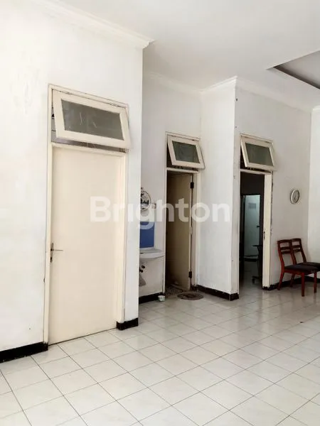 image BANGUNAN 1,5 LANTAI ROW JALAN LEBAR 4 MOBIL, DEKAT YAKAYA RUNGKUT (2)