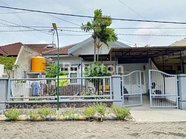 image BANGUNAN 1,5 LANTAI ROW JALAN LEBAR 4 MOBIL, DEKAT YAKAYA RUNGKUT (1)