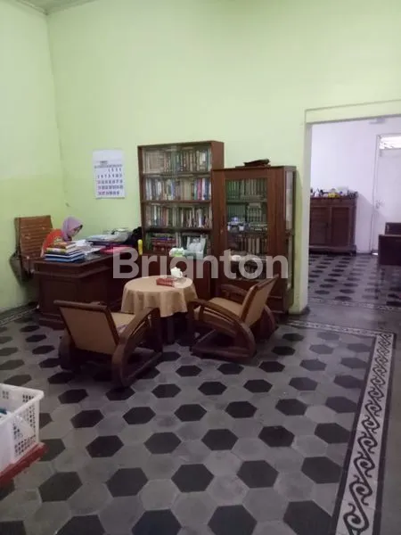 image LANGKA DAN ANTIK DI PUSAT KOTA (2)