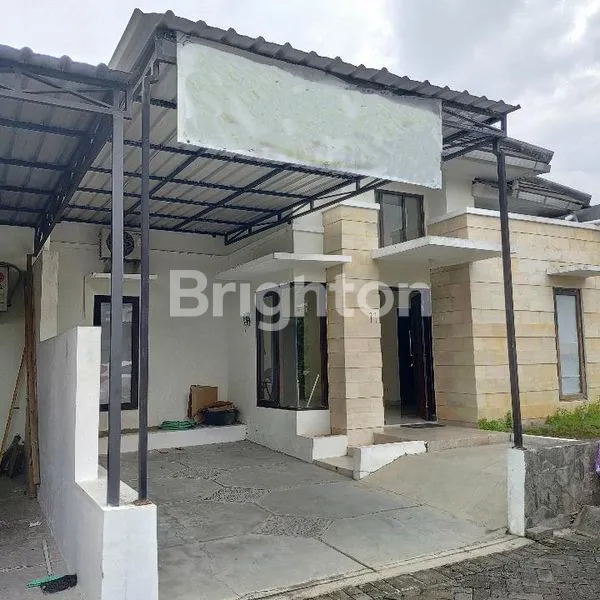 image RUMAH MODERN  DALAM PERUMAHAN EKSKLUSIF 9 MENIT DARI BANDARA ADISUCIPTO (1)