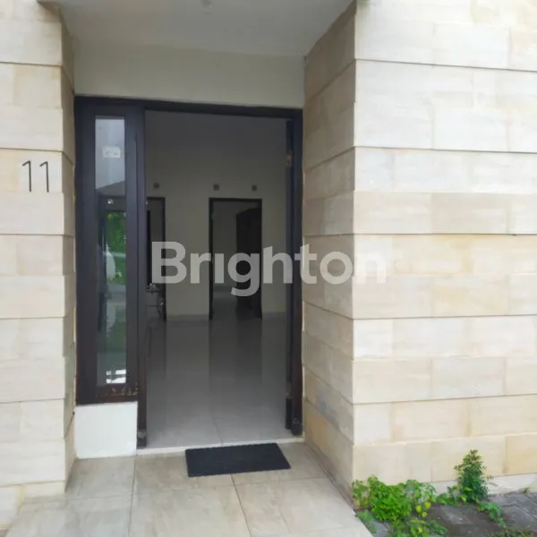 image RUMAH MODERN  DALAM PERUMAHAN EKSKLUSIF 9 MENIT DARI BANDARA ADISUCIPTO (3)