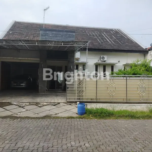 image RUMAH BESAR   DI LINGKUNGAN YG  TENANG  , KAWASAN PERUMAHAN ELITE ,BEBAS BANJIR  ,KAWASAN PENDUDUK PADAT , 100 M   KE  BANDARA  A YANI , PANTAI MARINA , DEKAT  JLN RAYA ARTERI  SMG   JKT , SMG  SURABAYA , SMG   SOLO  JOGJA ,  10 MNT KE RS  COLOMBIA , (1)