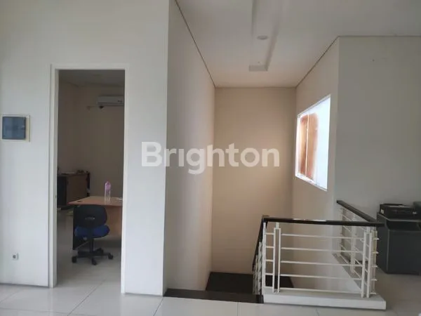 image RUMAH MEWAH SIAP HUNI LOKASI STRATEGIS 2 LT DI GRAHA FAMILI SURABAYA (4)