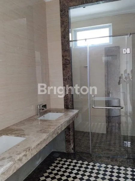 image RUMAH MEWAH SIAP HUNI CLUSTER FAVORIT DAN ELIT 2 LT DI GRAHA FAMILI SURABAYA (2)