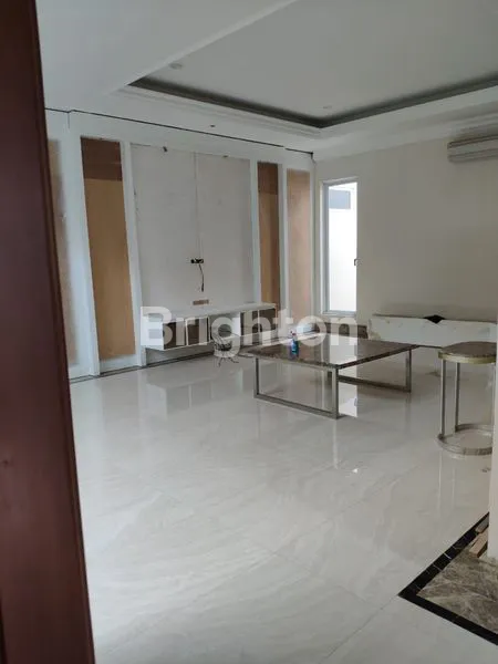 image RUMAH MEWAH SIAP HUNI CLUSTER FAVORIT DAN ELIT 2 LT DI GRAHA FAMILI SURABAYA (4)