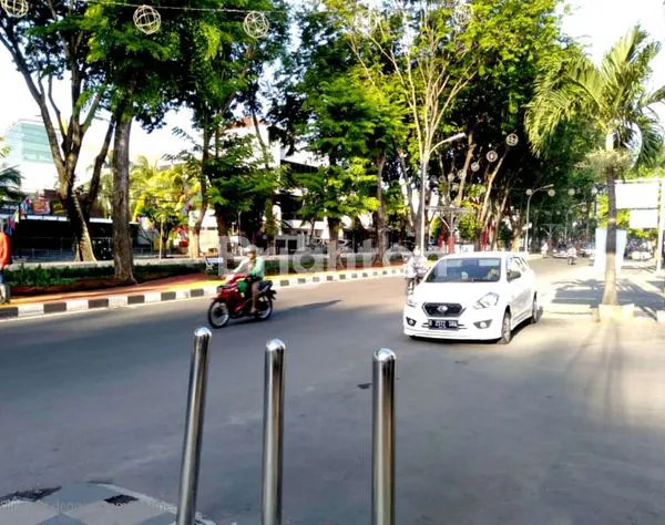 image RUMAH TUA 2 LANTAI, PINGGIR JALAN DI PANJAITAN, STRATEGIS, HADAP SELATAN, 100 METER DARI JL MH THAMRIN (3)