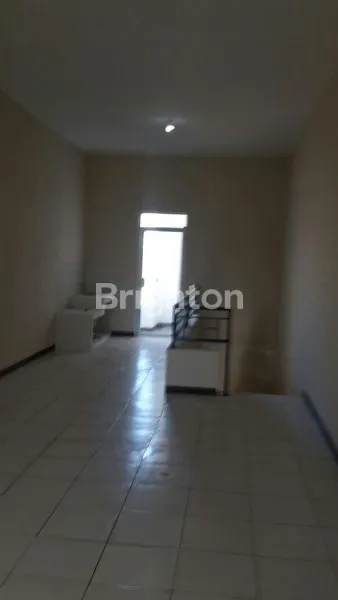 image RUKO  DI TENGAH KOTA , DI JALAN UTAMA  2 JALUR ,  BEBAS BANJIR , DEKAT DGN KOTA LAMA , 10 MNT .KE STASIUN TAWANG , 15 MNT KE RS .PANTI WILASA CITARUM , RS  PANTI WILASA DR .CIPTO ,  DKT DGN JLN  ATERI YOS SUDARSO.+ ARTERI SOEKARNO HATTA , 10 MNT KE PASAR (4)