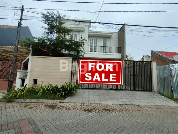 image RUMAH GRESS DENGAN DESIGN MODERN CLASSIC DI ARAYA SURABAYA (1)