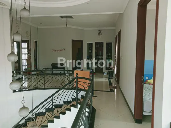 image RUMAH 2 LT DI SUTOREJO PRIMA INDAH SURABAYA HOOK MEWAH LOKASI STRATEGIS DEPAN KAMPUS (5)