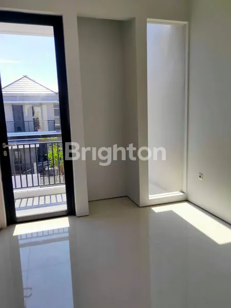 image RUMAH BARU 2 LANTAI  SIAP HUNI SHM PONDOK CANDRA SURABAYA MERR (1)