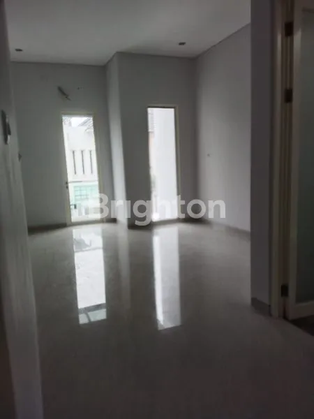 image GRESS MINIMALIS HOOK KERTAJAYA INDAH REGENCY (3)