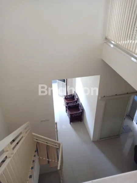 image RUMAH 2 LANTAI (SEMI FURNISH) TERAWAT DI LINGKUNGAN NYAMAN, ONE GATE SYSTEM SIAP HUNI DELTASARI (3)