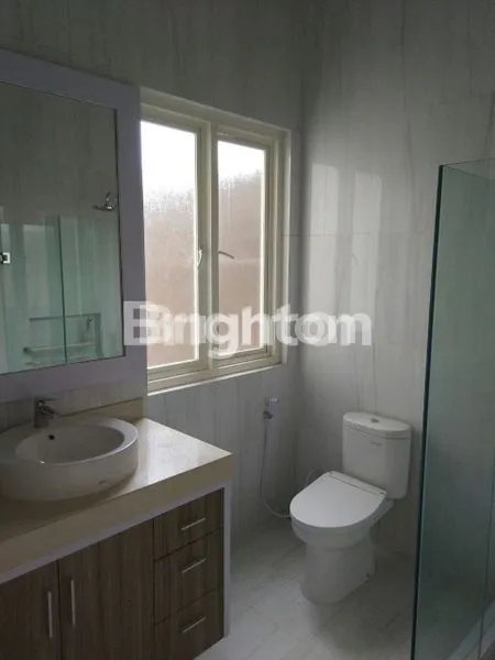 image RUMAH MEWAH DI TELAGA GOLF ARAYA MALANG (4)