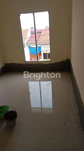 image RUMAH NEW GRESS 2 LANTAI DEKAT YAKAYA RUNGKUT FULL GRANITILE (4)