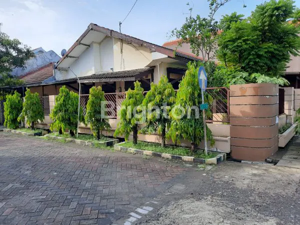 image RUMAH HOOK DI PERUMAHAN TAMAN PONDOK INDAH SURABAYA (1)