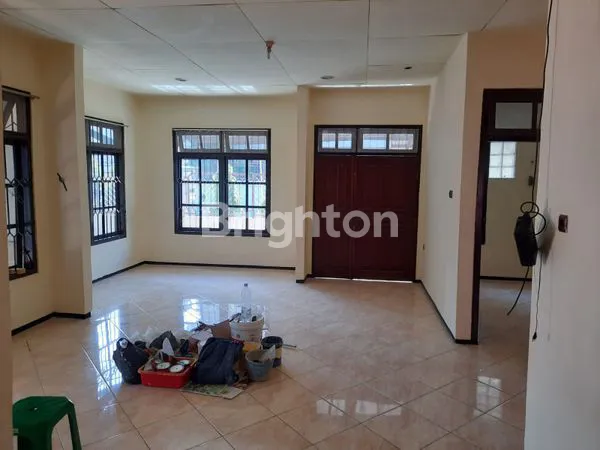 image RUMAH HOOK DI PERUMAHAN TAMAN PONDOK INDAH SURABAYA (4)