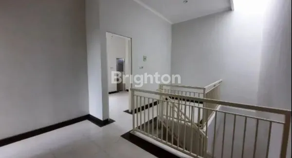 image RUMAH BARU HOOK 2 LANTAI NGINDEN INTAN DEKAT PUSAT KOTA (4)