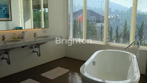 image RUMAH SUPER LUX DENGAN DESAIN YANG ARTISTIK HALAMAN SANGAT LUAS VIEW PEMANDANGAN DAN BUKIT (3)