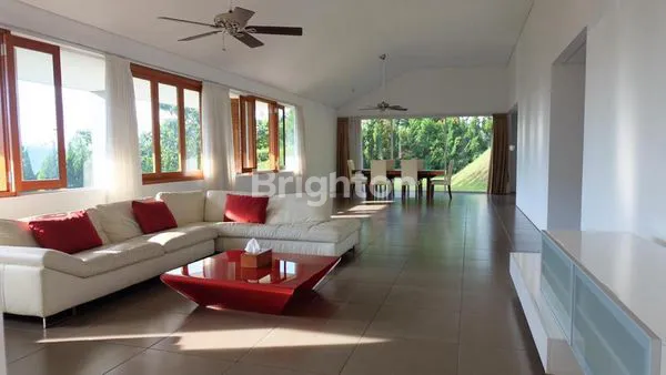 RUMAH SUPER LUX DENGAN DESAIN YANG ARTISTIK HALAMAN SANGAT LUAS VIEW PEMANDANGAN DAN BUKIT