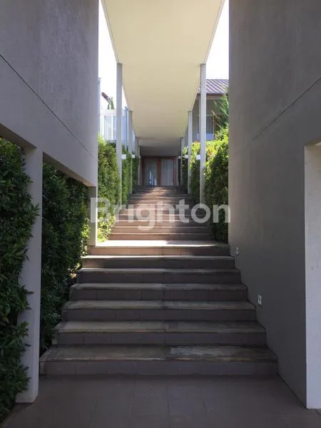 image RUMAH SUPER LUX DENGAN DESAIN YANG ARTISTIK HALAMAN SANGAT LUAS VIEW PEMANDANGAN DAN BUKIT (2)