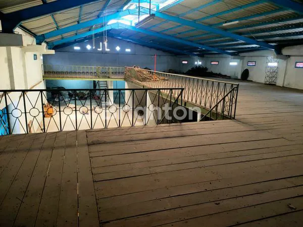 image GUDANG PASAR LEGI DENGAN BANGUNAN KANTOR KECIL (1)