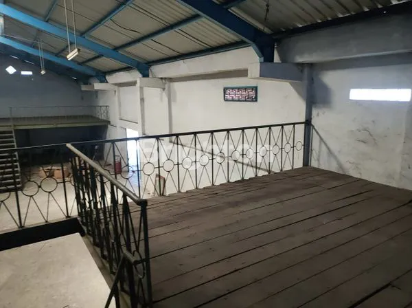 image GUDANG PASAR LEGI DENGAN BANGUNAN KANTOR KECIL (5)