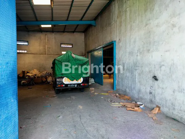 image GUDANG PASAR LEGI DENGAN BANGUNAN KANTOR KECIL (6)