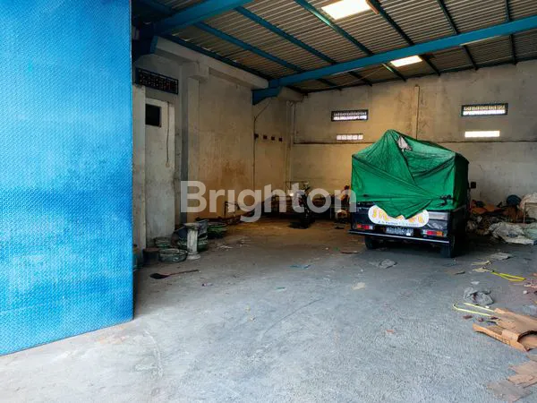 image GUDANG PASAR LEGI DENGAN BANGUNAN KANTOR KECIL (7)