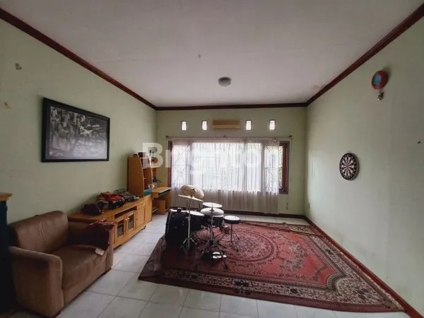 image RUMAH MEWAH DI JALAN DR. MANSUR (2)