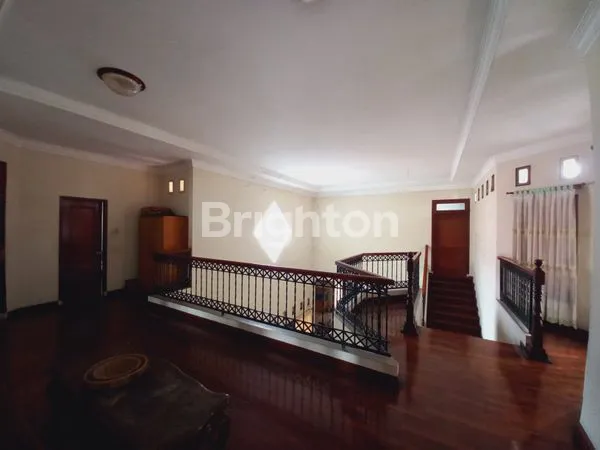 image RUMAH MEWAH DI JALAN DR. MANSUR (4)