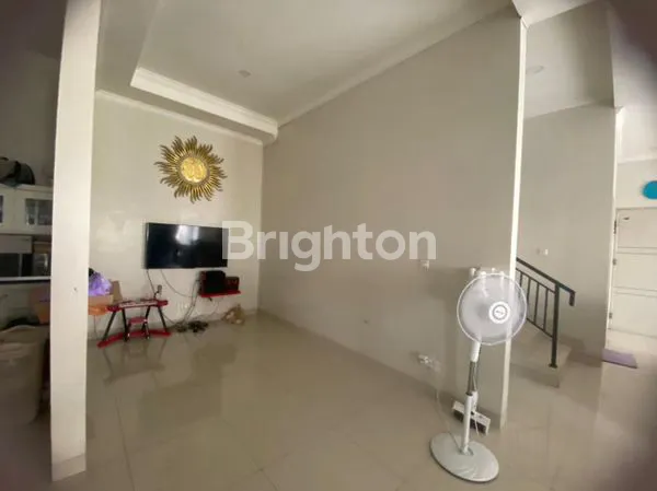 image RUMAH HOEK 2 LT DI DALAM CLUSTER TRIMEZIA GADING SERPONG TANGERANG (8)
