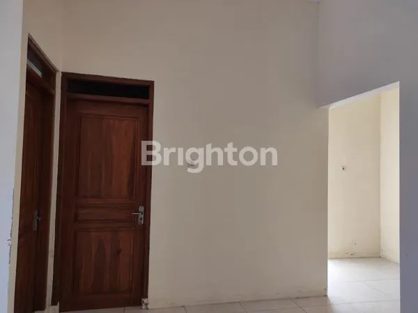 image RUMAH SEPERTI BARU  ADH DI RENOV ,DAN SDH TINGGI DR JLN  TINGGAL MASUK .ROW  JLN LEBAR ,  MOBIL BISA PAS2 AN , DI TGH PADAT  PENDUDUK  , LINGKUNGAN AMAN , 10 MNT  KE BANDARA A  YANI , 10 MNT KE PANTAI MARINA , DAN  TANJUNG MAS , 15 MNT KE STASIUN PONCOL   (6)