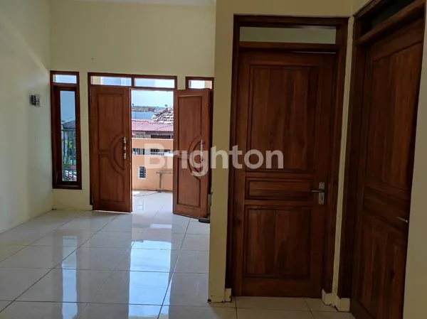 image RUMAH SEPERTI BARU  ADH DI RENOV ,DAN SDH TINGGI DR JLN  TINGGAL MASUK .ROW  JLN LEBAR ,  MOBIL BISA PAS2 AN , DI TGH PADAT  PENDUDUK  , LINGKUNGAN AMAN , 10 MNT  KE BANDARA A  YANI , 10 MNT KE PANTAI MARINA , DAN  TANJUNG MAS , 15 MNT KE STASIUN PONCOL   (3)