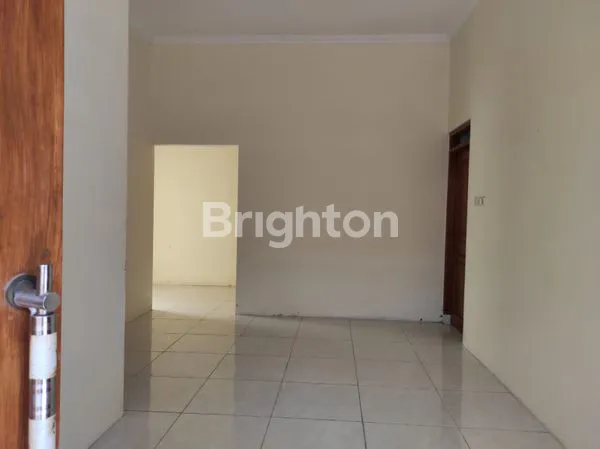 image RUMAH SEPERTI BARU  ADH DI RENOV ,DAN SDH TINGGI DR JLN  TINGGAL MASUK .ROW  JLN LEBAR ,  MOBIL BISA PAS2 AN , DI TGH PADAT  PENDUDUK  , LINGKUNGAN AMAN , 10 MNT  KE BANDARA A  YANI , 10 MNT KE PANTAI MARINA , DAN  TANJUNG MAS , 15 MNT KE STASIUN PONCOL   (4)