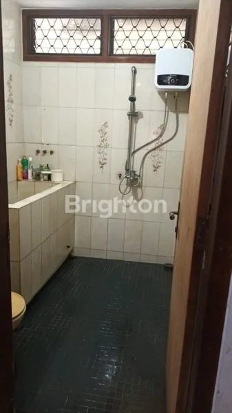 image RUMAH KARMEL BANGUNAN LAMA 1.5 LANTAI POSISI BADAN DAN BEBAS BANJIR (2)