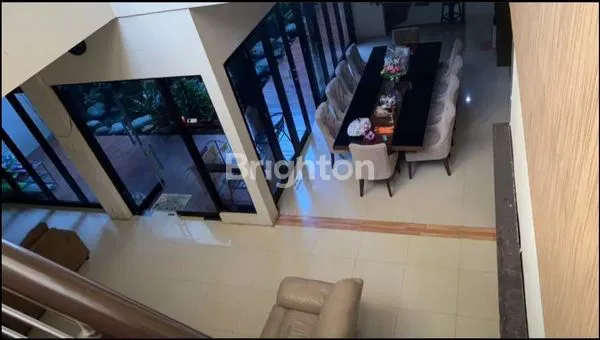 image RUMAH MEWAH FURNISHED 2 LANTAI SIAP HUNI (7)