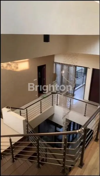 image RUMAH MEWAH FURNISHED 2 LANTAI SIAP HUNI (11)