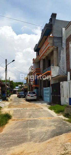 image RUMAH 2,5 LANTAI  (6)