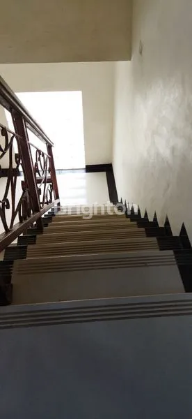 image RUMAH 2,5 LANTAI  (5)