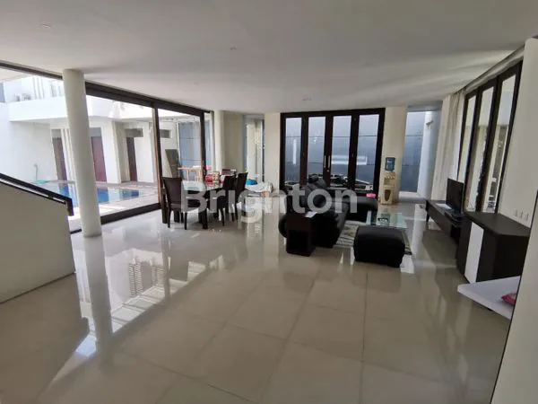 image RUMAH MEWAH VILLA TAMAN GOLF ARAYA LOKASI TENANG, ASRI,AMAN (6)