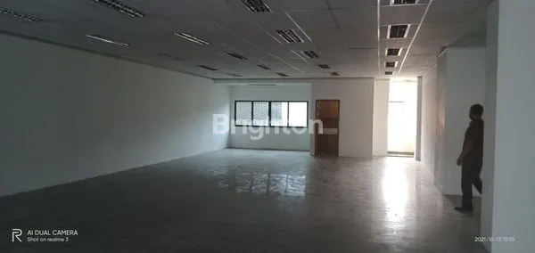 image RUKO GANDENG JAKARTA SELATAN,BANGUNAN 4 LANTAI + ROOFTOP/DAK LUAS (4)