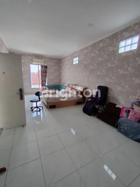 image RUMAH 2 LANTAI SIAP HUNI BANGUNAN BAGUS DAN TERAWAT BERLOKASI DI SEMAMPIR, KEC. KOTA, KOTA KEDIRI (7)