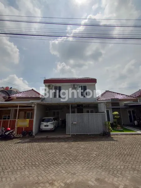 image RUMAH 2 LANTAI SIAP HUNI BANGUNAN BAGUS DAN TERAWAT BERLOKASI DI SEMAMPIR, KEC. KOTA, KOTA KEDIRI (1)