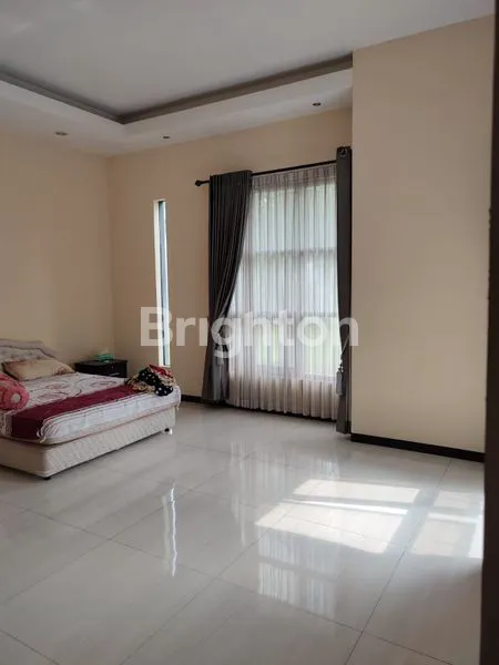 image RUMAH MEWAH 2 LANTAI SIAP HUNI DIJALAN KEMBAR RAYA GOLF ARAYA KOTA MALANG (3)