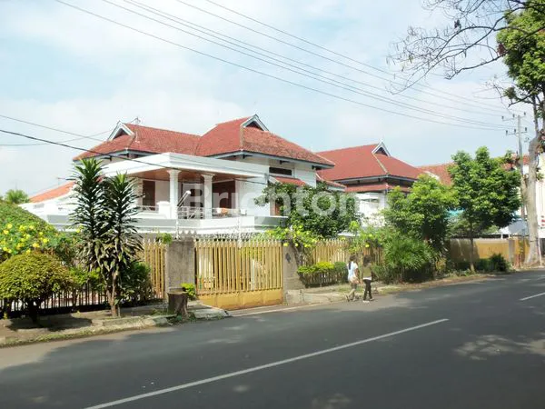 image RUMAH MEWAH POROS JALAN RAYA PUSAT KOTA MALANG (1)